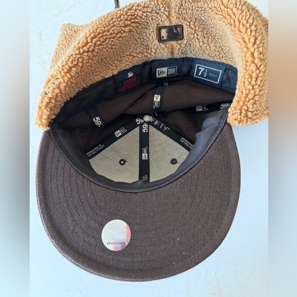 Toronto Blue Jays trapper hat with sherpa lining - Picture 12 of 14